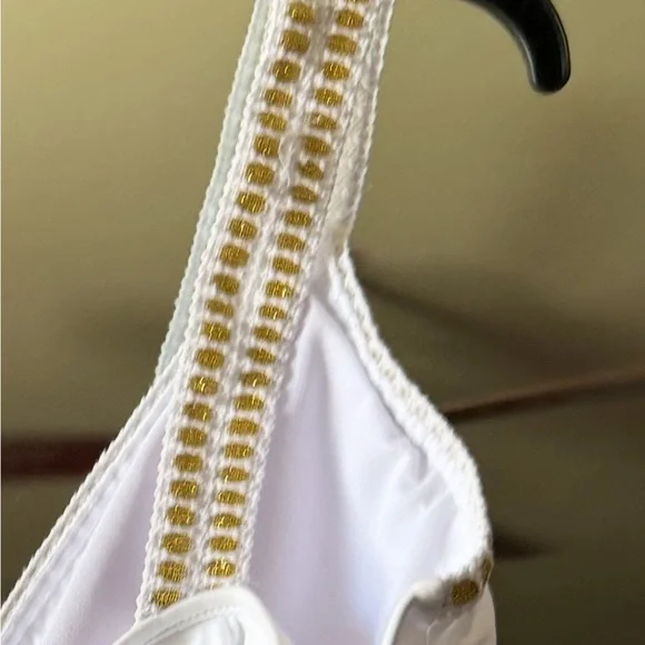 Gibson Latimer White One-Piece with Subtle Black Tag Detail - Picture 3 of 7